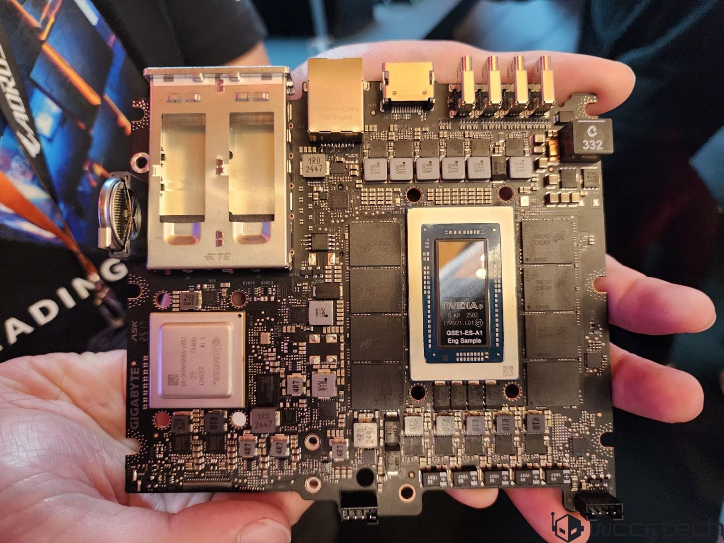NVIDIA DGX Spark  سرور گرافیکی NVIDIA DGX H200 با 8 GPU