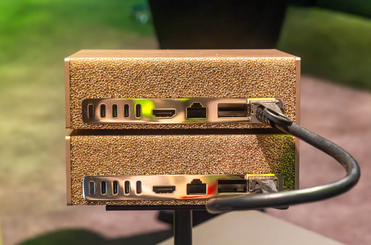NVIDIA DGX Spark  سرور گرافیکی NVIDIA DGX H200 با 8 GPU